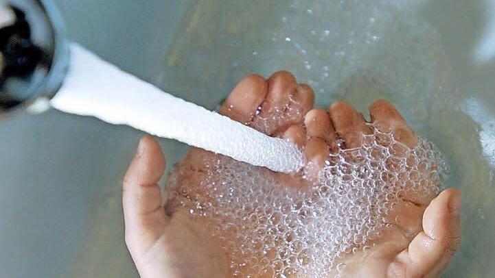 In Weißenbrunn steigt der Preis für den Kubikmeter Trinkwasser von 2,12 auf 2,60 Euro. Foto: dpa/Pleul