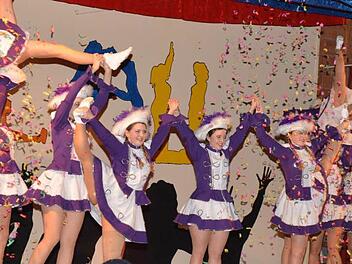 Stand bzw. lag im Konfettiregen: Die "lila Garde des TSV Burgpreppach. Foto : Gerhard Schmidt