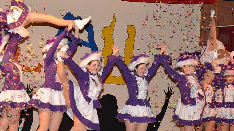 Stand bzw. lag im Konfettiregen: Die "lila Garde des TSV Burgpreppach. Foto : Gerhard Schmidt