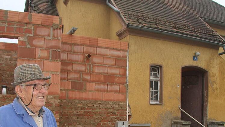 Der Baustil des alten Ludwigschorgaster Bahnhofes hat Alwin Heinz gereizt. Foto: Sonja Adam