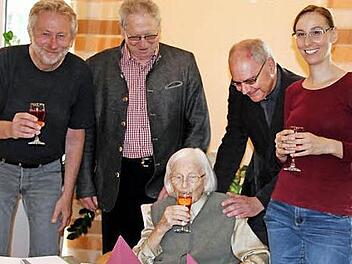Sohn Christian, Zweiter Bürgermeister Günter Schulz, Dekan Kilian Kemmer und Enkelin Julia Matzke (hinten von links) gratulierten Gisela Birke. Foto: Johanna Blum
