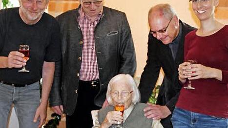 Sohn Christian, Zweiter Bürgermeister Günter Schulz, Dekan Kilian Kemmer und Enkelin Julia Matzke (hinten von links) gratulierten Gisela Birke. Foto: Johanna Blum