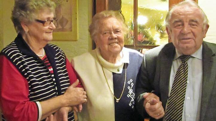 Den Dank des VdK an Rosa Thron (Mitte) für ihre Mitarbeit beim Ortsverband Neuses überbrachten Kreisfrauenvertreterin Gisela Mertens (links) und Kreisvorsitzender Heinz Hausmann.  Foto: Dieter Wolf