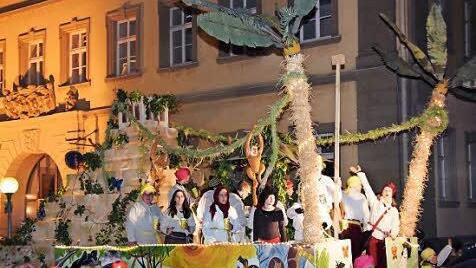 W&auml;hrend die meisten Narren bei den Umz&uuml;gen in Heustreu und Bad Neustadt (Bild) fr&ouml;hlich und vor allem friedlich Fasching feierten, kam es vor und nach den Veranstaltungen zu etlichen Vorf&auml;llen, bei denen Polizeibeamte zum Teil auch Schl&auml;ge einstecken mussten. Foto: Eckhard Heise