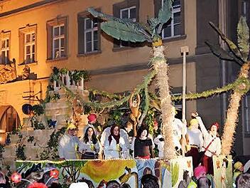 W&auml;hrend die meisten Narren bei den Umz&uuml;gen in Heustreu und Bad Neustadt (Bild) fr&ouml;hlich und vor allem friedlich Fasching feierten, kam es vor und nach den Veranstaltungen zu etlichen Vorf&auml;llen, bei denen Polizeibeamte zum Teil auch Schl&auml;ge einstecken mussten. Foto: Eckhard Heise