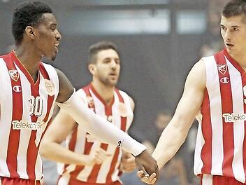 Hand in Hand: Vor zwei Jahren gingen die Bamberger Neuzugänge Quincy Miller (l.) und Luka Mitrovic im Dress von Roter Stern Belgrad auf Korbjagd.  Foto: imago