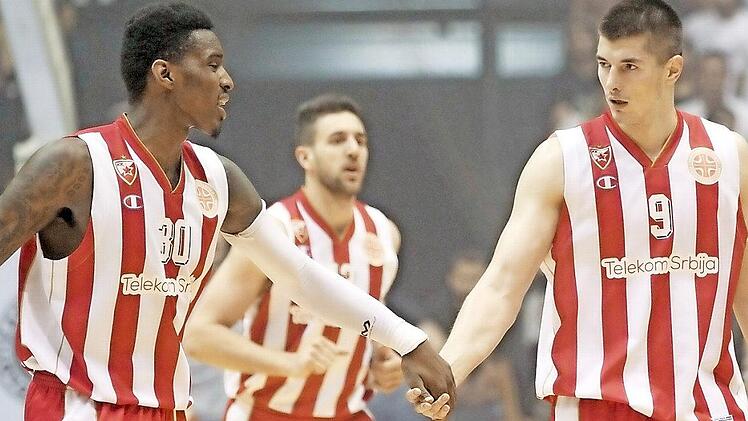 Hand in Hand: Vor zwei Jahren gingen die Bamberger Neuzugänge Quincy Miller (l.) und Luka Mitrovic im Dress von Roter Stern Belgrad auf Korbjagd.  Foto: imago