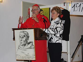 Als Kardinal im Purpur-Gewand trat Kabarettist Karl-Heinz Röhlin auf. Neben ihm seine Frau Ruth.  Klaus Schmitt