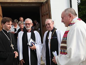 Ökumenische Runde vor der Christuskirche (von links): Daniil Sayfutdinov, Pope der russisch-orthodoxen Gemeinde Schweinfurt, Reverend Canon John Newsome, der Regionaldekan der anglikanischen Gemeinden in Deutschland, Jubilar Alan Stockbridge und Eberns katholischer Pfarrer, Pater Rudolf Theiler. Fotos: Joseph Gebhard