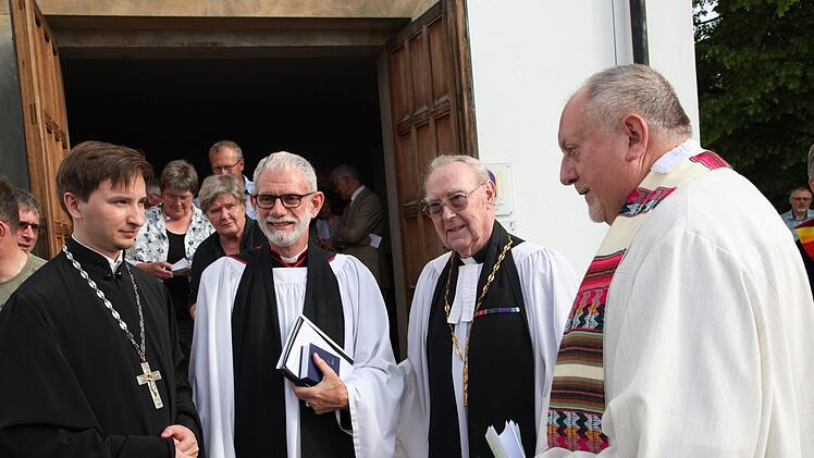 Ökumenische Runde vor der Christuskirche (von links): Daniil Sayfutdinov, Pope der russisch-orthodoxen Gemeinde Schweinfurt, Reverend Canon John Newsome, der Regionaldekan der anglikanischen Gemeinden in Deutschland, Jubilar Alan Stockbridge und Eberns katholischer Pfarrer, Pater Rudolf Theiler. Fotos: Joseph Gebhard