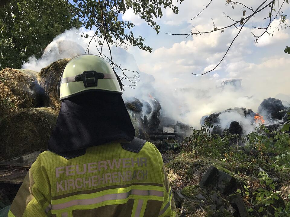 Spektakuläre Löschaktion im Kreis Forchheim: 100 Stroh- und Heuballen brennen