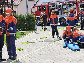Alle Hände voll zu tun hatten die Jugendfeuerwehrler beim Berufsfeuerwehrtag. Foto: Feuerwehr Heroldsbach/Thurn
