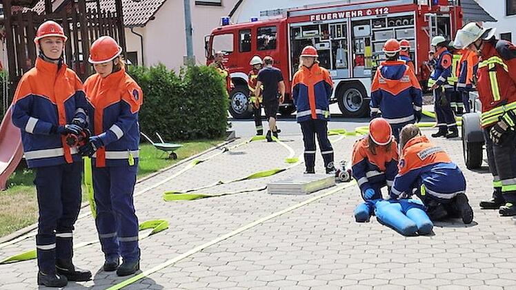 Alle Hände voll zu tun hatten die Jugendfeuerwehrler beim Berufsfeuerwehrtag. Foto: Feuerwehr Heroldsbach/Thurn