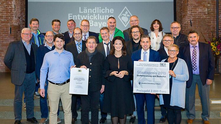 Die Siegerehrung mit dem Staatspreis "Dorferneuerung und Baukultur"   für Pautzfeld Foto: Seyfarth/StMELF