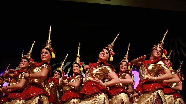 Die Maxi-Garde als "Tempeltänzerinnen". Foto: Jürgen Gärtner