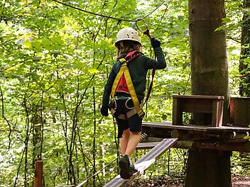 13-J&auml;hriger l&ouml;st st&uuml;rzt in Hochseilgarten vor Schulklasse in die Tiefe