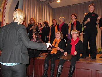 sing und swing und schnipp: Bei manchen Vorträgen des Chors auf der Bühne machten auch die Zuschauer gerne mit. Fotos: Monika Schütz