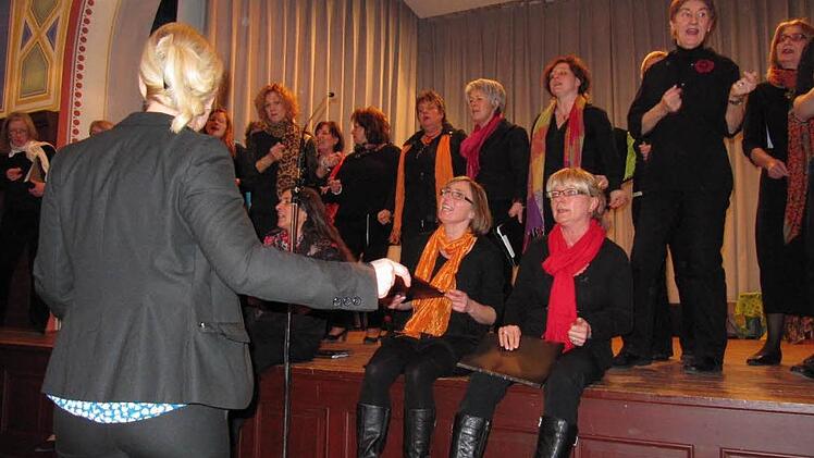 sing und swing und schnipp: Bei manchen Vorträgen des Chors auf der Bühne machten auch die Zuschauer gerne mit. Fotos: Monika Schütz