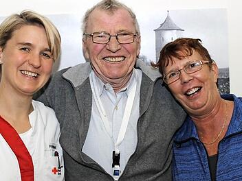 Pflegerin Isabell Holerek, Heimbewohner Hans-Arthur Betzold und Leiterin Rosemarie Heuckendorf verstehen sich bestens.  Foto: Carmen Schwind