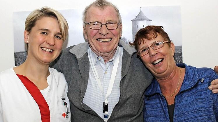 Pflegerin Isabell Holerek, Heimbewohner Hans-Arthur Betzold und Leiterin Rosemarie Heuckendorf verstehen sich bestens.  Foto: Carmen Schwind