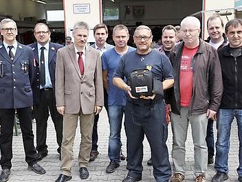 Der Defibrillator wurde der Wehr am Florianstag übergeben.  Foto: M. Erlwein