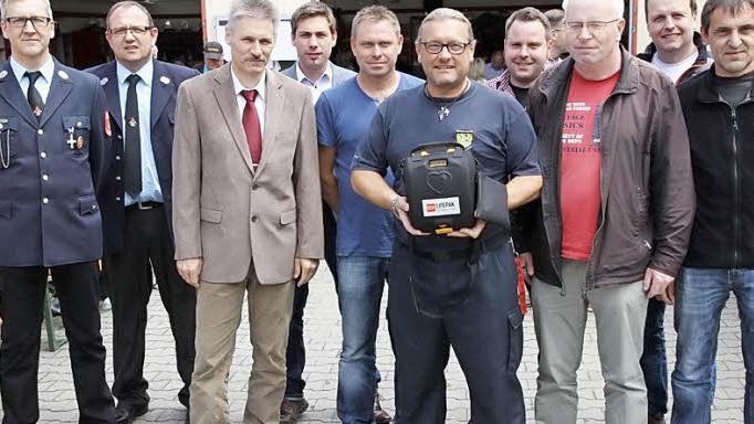 Der Defibrillator wurde der Wehr am Florianstag übergeben.  Foto: M. Erlwein