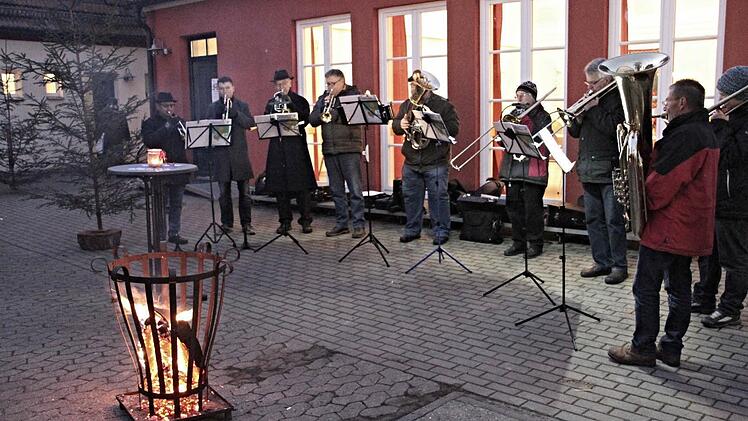 Weihnachtliche Klänge des Posaunenchors Rentweinsdorf umfingen den Nikolausmarkt in Heubach. Foto: Helmut Will