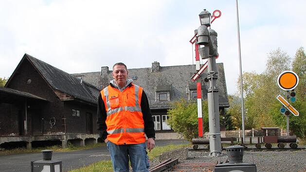 Gleisr&uuml;ckbauer Timo Mei&szlig;ner bereitet den Radweg auf der Trasse so vor, dass nur noch die Asphaltdecke aufgetragen werden muss. Die Zerkleinerung des Schotters beginnt noch in diesem Monat. Foto: Archiv/Ulrike M&uuml;ller