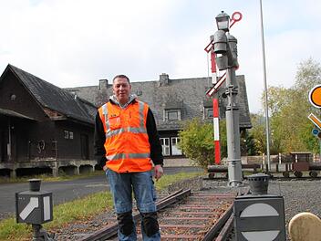 Gleisrückbauer Timo Meißner bereitet den Radweg auf der Trasse so vor, dass nur noch die Asphaltdecke aufgetragen werden muss. Die Zerkleinerung des Schotters beginnt noch in diesem Monat. Foto: Archiv/Ulrike Müller