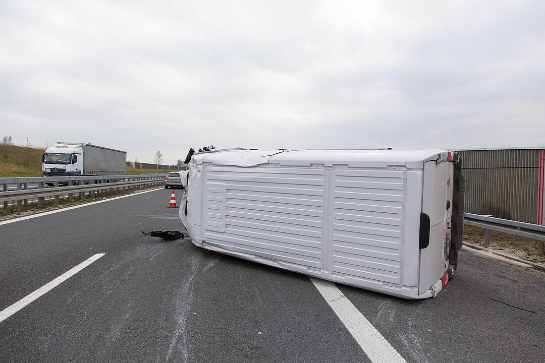 Sprinter kracht ungebremst in Baustellenfahrzeug