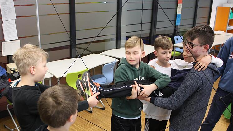 Vorsichtig zogen Tristan, Maxi, Leon, Eric und Jonas, ihr "Opfer" Moritz durch ein fiktives Spinnennetz.  Christiane Reuther