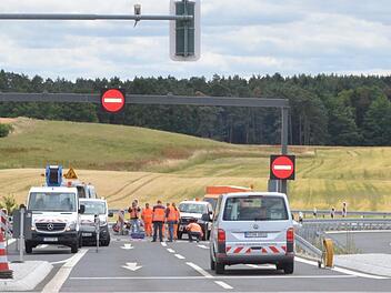 Die Beschilderung reicht offenbar nicht, um Verkehrsteilnehmer vom falschen Auffahren auf die A 73 an der Anschlussstelle Ebersdorf abzuhalten.