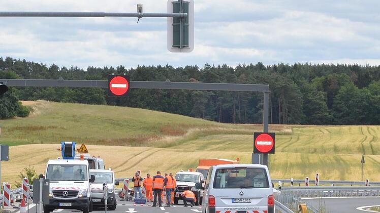 Die Beschilderung reicht offenbar nicht, um Verkehrsteilnehmer vom falschen Auffahren auf die A 73 an der Anschlussstelle Ebersdorf abzuhalten.