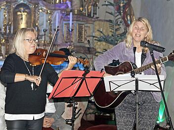 Margitta Bergfeld (links) und Silvia Wachter untermalten den Lichtzauber in Zeyern musikalisch.  Foto: Michael Wunder
