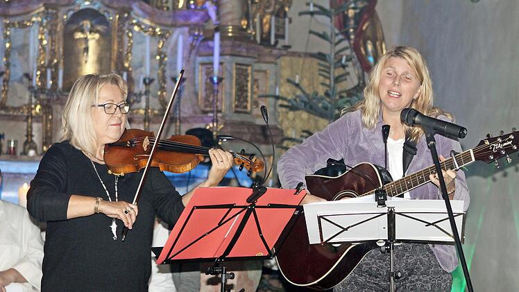 Margitta Bergfeld (links) und Silvia Wachter untermalten den Lichtzauber in Zeyern musikalisch.  Foto: Michael Wunder