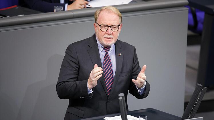 Hans Michelbach bei einer Rede in Berlin im Reichstag vor dem Plenum des Deutschen Bundestages. Der Abgeordnete aus dem Wahlkreis Coburg/Kronach findet den derzeitigen Bundestag "aufgebläht".  Foto: Tobias Koch (www.tobiaskoch.net)