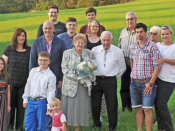 Das Gold-Hochzeitspaar Marianne und Hans Hattinger (vorne, Mitte) im Kreis der Gratulanten. Links Bürgermeister Roland Wolfrum mit (rechts daneben) Pfarrerin Sigrun Wagner. Foto: Klaus Rössner