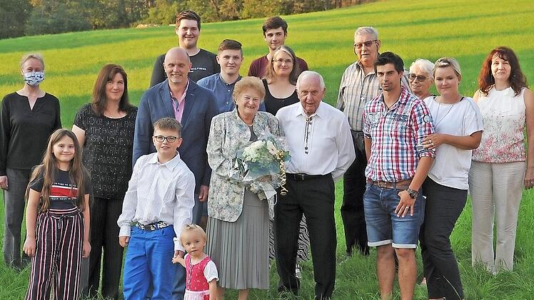 Das Gold-Hochzeitspaar Marianne und Hans Hattinger (vorne, Mitte) im Kreis der Gratulanten. Links Bürgermeister Roland Wolfrum mit (rechts daneben) Pfarrerin Sigrun Wagner. Foto: Klaus Rössner