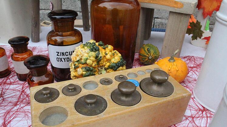 Wie hier bei der Apotheke, fanden sich immer wieder reizvolle Gegenstände, die zu erstehen lockten.
