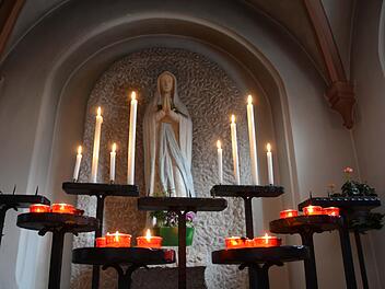 In der Stadtpfarrkirche "Unsere Liebe Frau" brennen Kerzen für den Frieden.