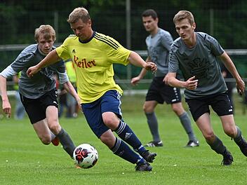 Oberleichtersbachs Dominik Marx (Mitte) entwischt hier Sulzdorfs Matteo Wolf (rechts) und Luke Harth.