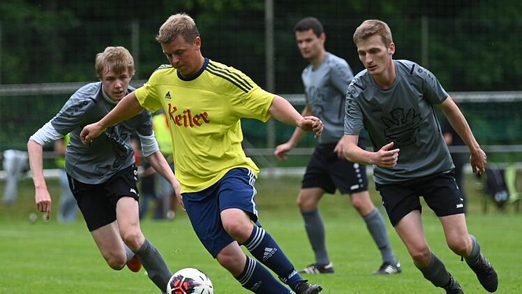 Oberleichtersbachs Dominik Marx (Mitte) entwischt hier Sulzdorfs Matteo Wolf (rechts) und Luke Harth.