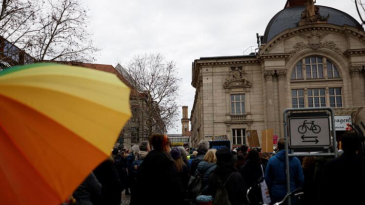 F&uuml;rth: Rund 1000 Menschen bei Anti-Rechts-Demo - Schock &uuml;ber Merz-Aussage