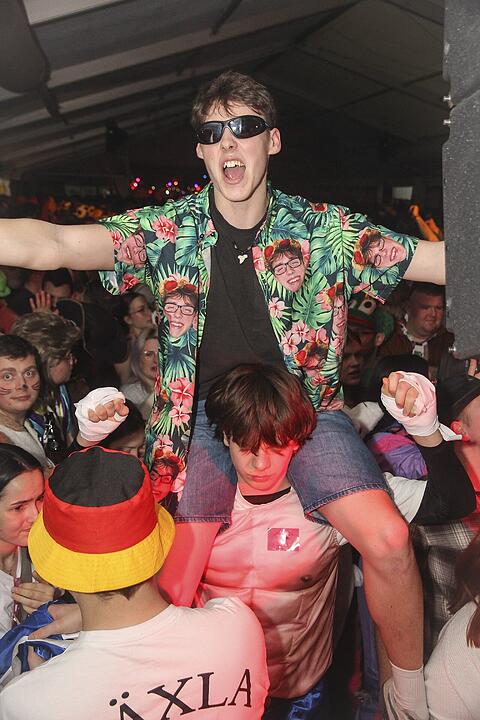 Super Stimmung beim Meeder Zeltfasching 2025!