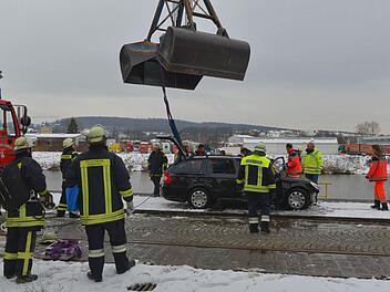 Mit Hilfe eines Krans zogen Hafenmitarbeiter das Auto des Mannes aus dem Wasser. Foto: Ronald Rinklef
