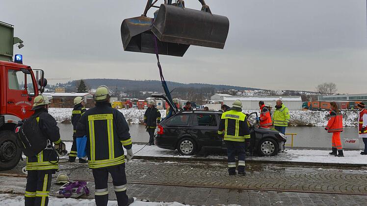 Mit Hilfe eines Krans zogen Hafenmitarbeiter das Auto des Mannes aus dem Wasser. Foto: Ronald Rinklef