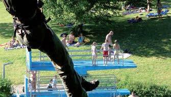 Schon mal über ein Freibad geflogen? Im Abenteuerpark in Betzenstein kann jeder zum Stuntman/zur Stuntfrau werden.  Foto: Emons-Verlag