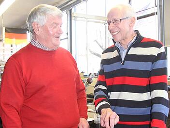 Siegmund Haßgall (rechts) tüftelt an einem Winkelschleifer - und sein bisheriger Chef Richard Metzner ist sicher, dass er das Problem in den Griff bekommt. Foto: Sonja Adam