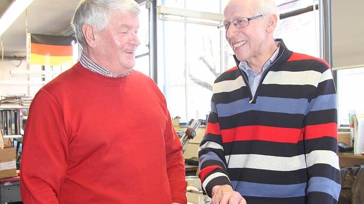 Siegmund Haßgall (rechts) tüftelt an einem Winkelschleifer - und sein bisheriger Chef Richard Metzner ist sicher, dass er das Problem in den Griff bekommt. Foto: Sonja Adam