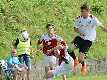 Ein Unruhestifter im durch und durch positiven Sinn ist Dominik Halbig (rechts, im Spiel gegen Memmelsdorf). Der Youngster ist technisch beschlagen, laufstark - und mit bislang fünf Treffern auch torgefährlich. Foto: ssp